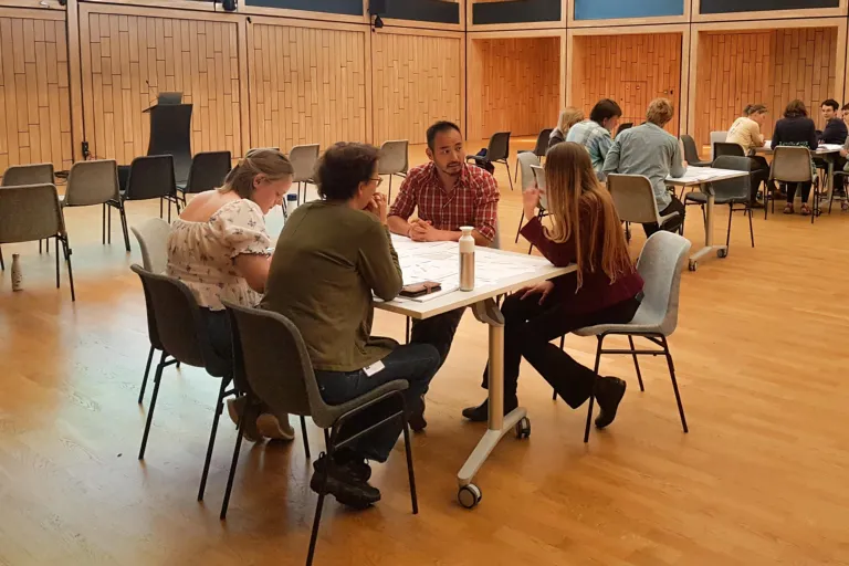 Aantal collega's die aan het overleggen zijn over een project