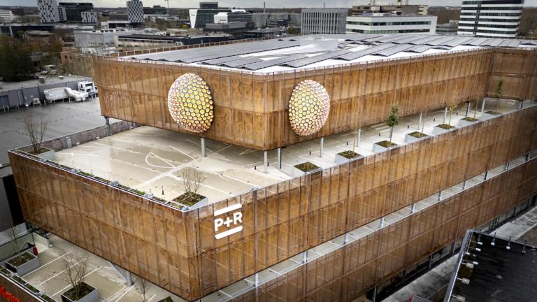 P+R Naturalis met het kunstwerk In the Eyes of Sybilla Merian op de gevel