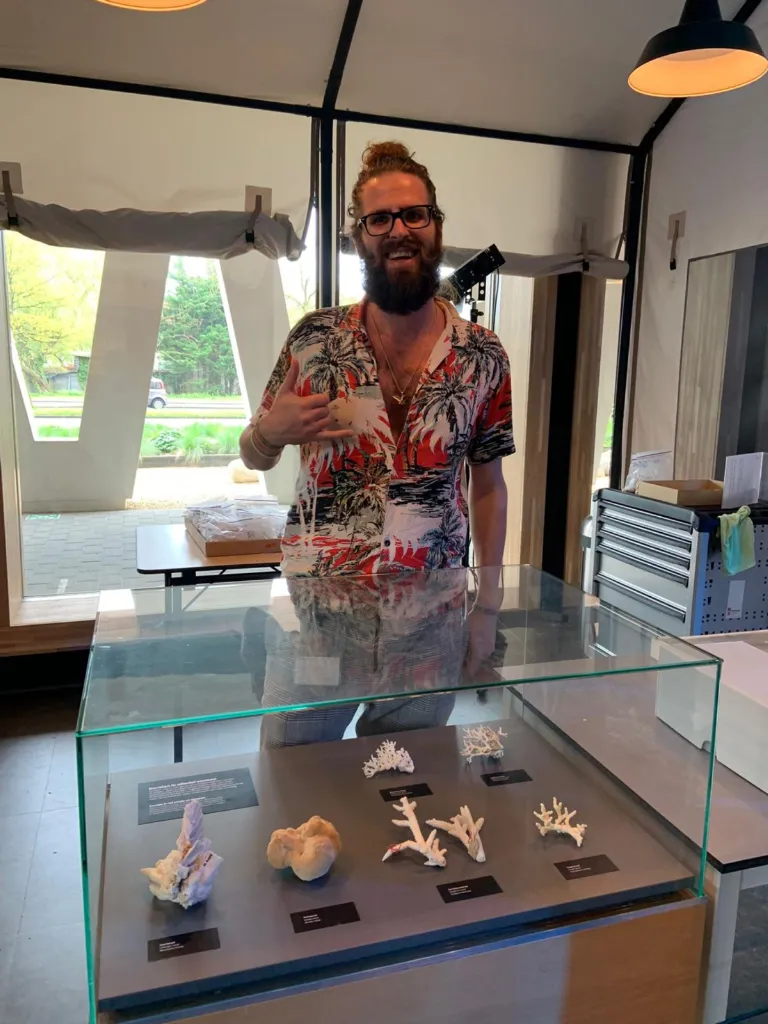 Mike Hynes werkt in Naturalis en presenteert een koraalcollectie